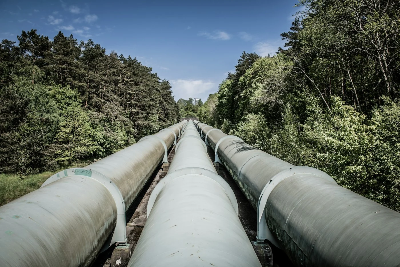 Pipeline industriel en pleine nature